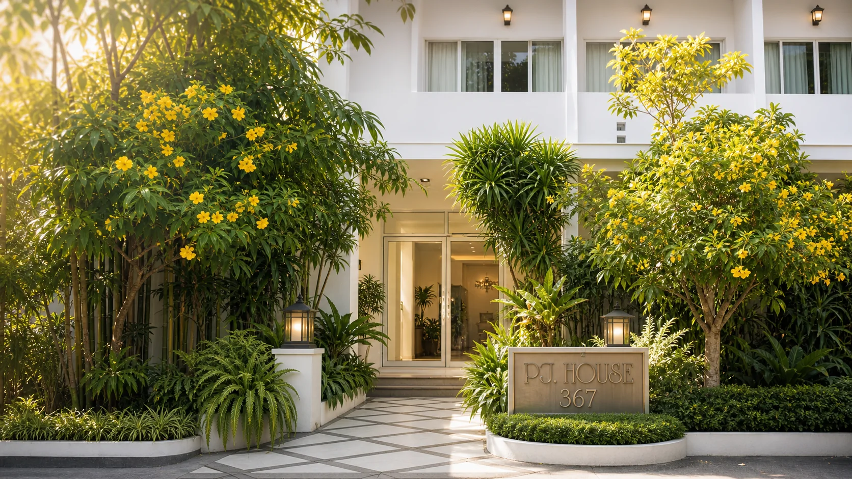 ด้านหน้าอาคาร PJ House Rama 9 และสวนบริเวณทางเข้า